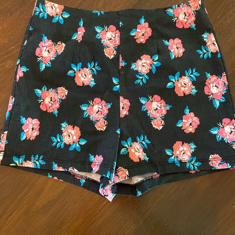 Charlotte Russe shorts size small